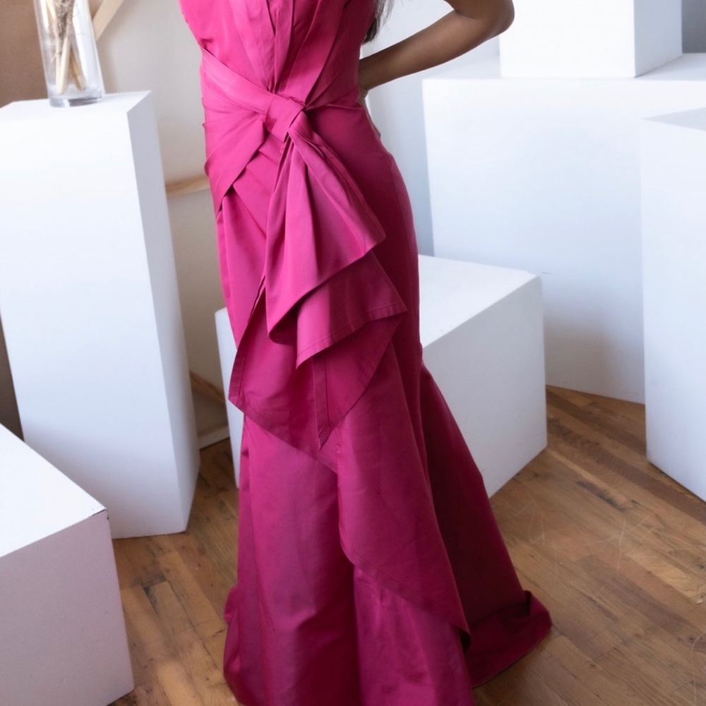 CAROLINA HERRERA GOWN SZ 8 taken in fits like a sz 6